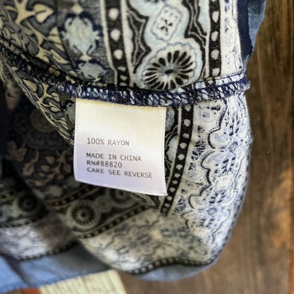 Rose & Thyme sleeveless blouse size large floral blues - Picture 4 of 4